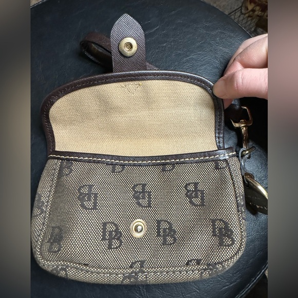 Dooney & Bourke EUC Vintage Duck Signature Canvas & Leather Logo Flap Wristlet - Picture 7 of 8